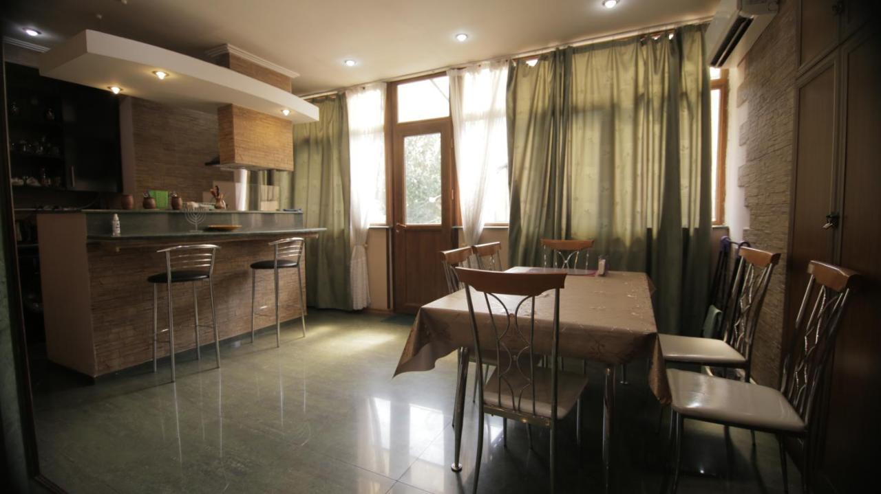 Apartment On Sanapiro Tbilisi Exterior photo